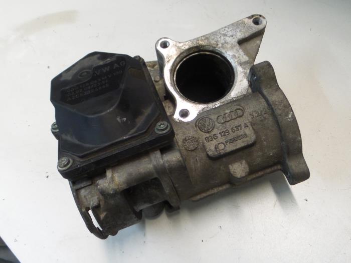 EGR valve from a Volkswagen Caddy III (2KA,2KH,2CA,2CH) 1.9 TDI 2009