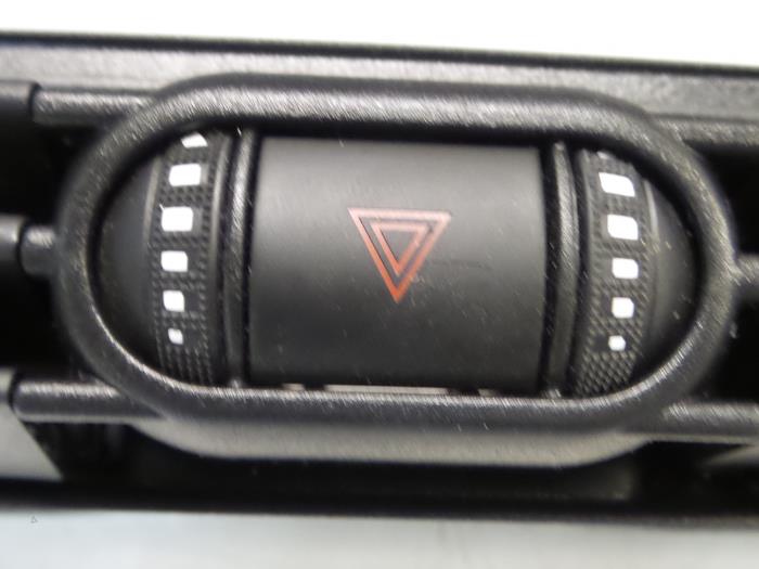 Panikbeleuchtung Schalter van een Alfa Romeo Giulietta (940) 1.75 TBI 16V QV 2011