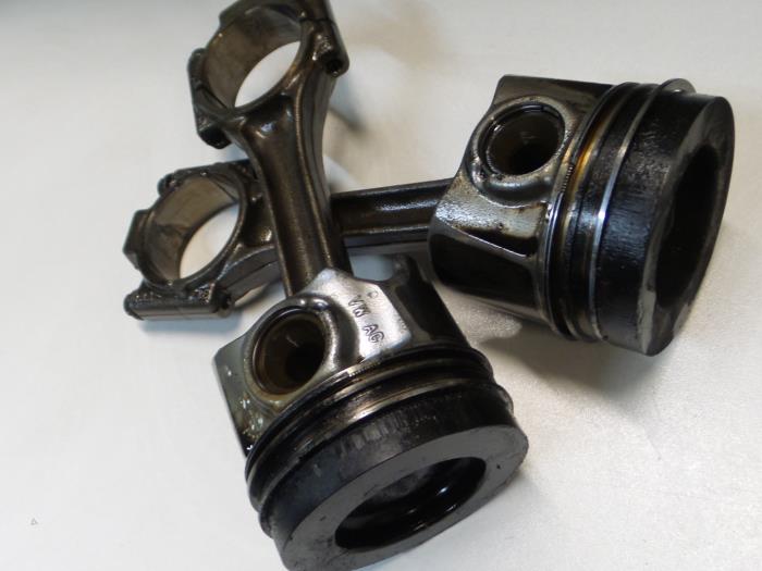 Usagé Piston Volkswagen Golf Prix € 115,00 Règlement à la marge proposé par A.T.S. van de Wiel
