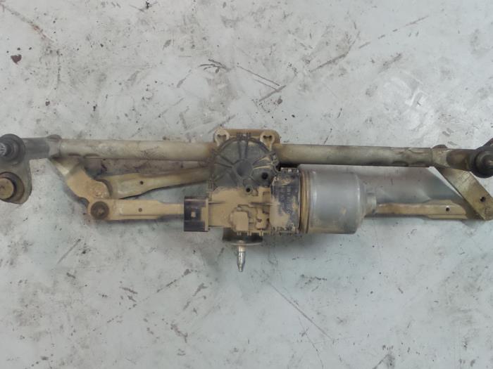 Front wiper motor from a Seat Ibiza ST (6J8) 1.2 TDI Ecomotive 2011