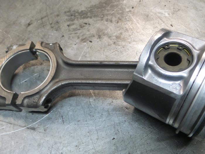 Usados Pistón Alfa Romeo 159 Sportwagon (939BX) 1.9 JTDm 16V Precio € 40,00 Norma de margen ofrecido por A.T.S. van de Wiel