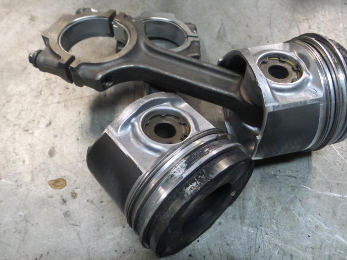 Usados Pistón Alfa Romeo 159 Sportwagon (939BX) 1.9 JTDm 16V Precio € 80,00 Norma de margen ofrecido por A.T.S. van de Wiel