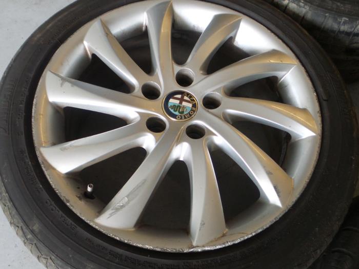 Set of sports wheels from a Alfa Romeo Giulietta (940) 1.6 JTDm 16V 2012