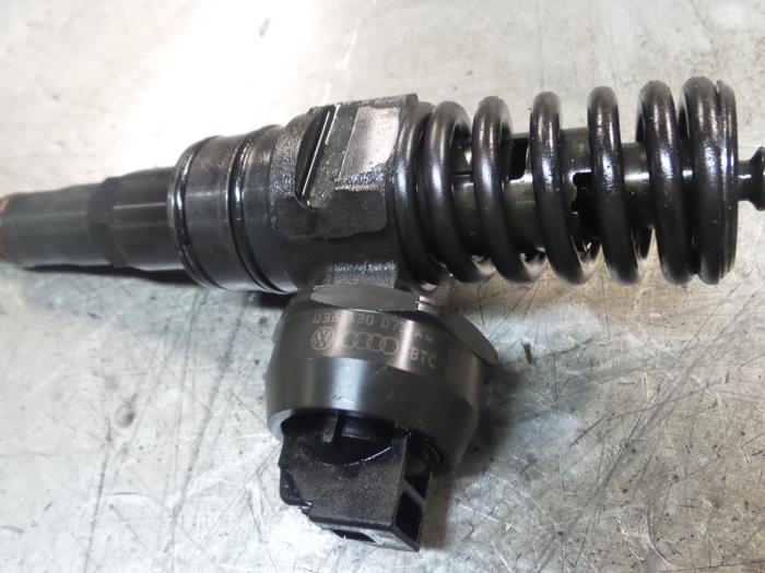 Injector (diesel) from a Seat Altea (5P1) 1.9 TDI 105 2007