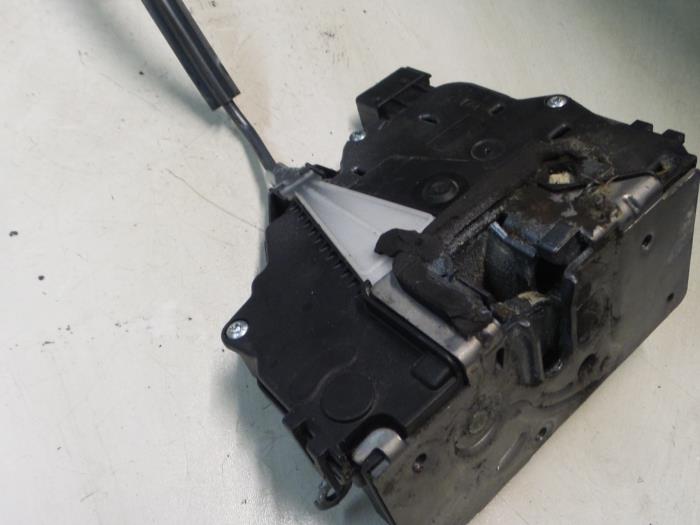 Central locking motor from a Fiat Ducato (250) 2.3 D 130 Multijet 2014