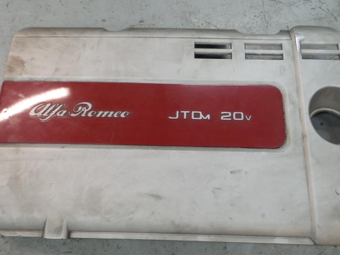 Cache sous moteur d'un Alfa Romeo 159 Sportwagon (939BX) 2.4 JTDm 20V 2008