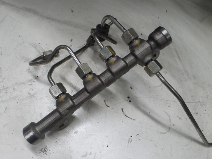 Fuel injector nozzle from a Alfa Romeo 159 Sportwagon (939BX) 2.0 JTDm 170 16V 2011