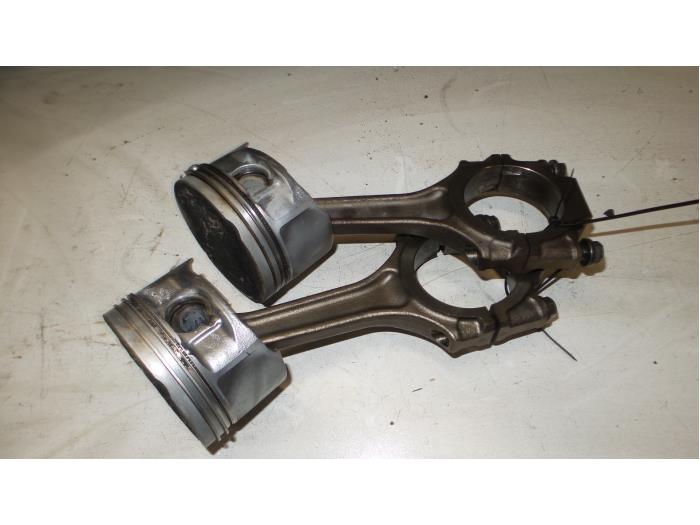 Usados Pistón Alfa Romeo GT (937) 1.8 Twin Spark 16V Precio € 80,00 Norma de margen ofrecido por A.T.S. van de Wiel