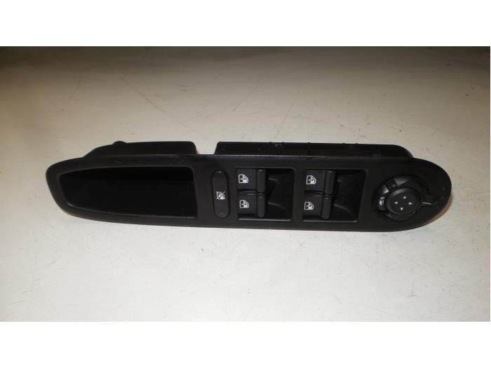Usados Interruptor combinado de ventanillas Alfa Romeo 159 (939AX) 1.9 JTDm 16V Precio € 55,00 Norma de margen ofrecido por A.T.S. van de Wiel