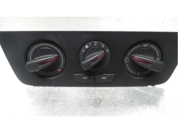 Panel de control de calefacción de un Seat Ibiza ST (6J8) 1.2 TDI Ecomotive 2013