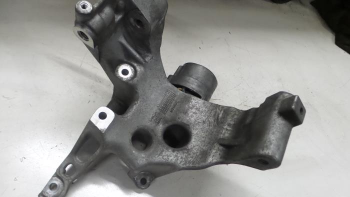 Usagé Support dynamo haut Alfa Romeo Giulietta (940) 1.75 TBI 16V QV Prix € 40,00 Règlement à la marge proposé par A.T.S. van de Wiel