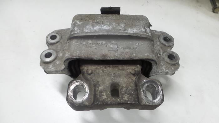 Usagé Support moteur Volkswagen Caddy III (2KA,2KH,2CA,2CH) 2.0 SDI Prix € 40,00 Règlement à la marge proposé par A.T.S. van de Wiel