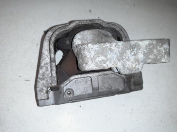 Usagé Support moteur Volkswagen Caddy III (2KA,2KH,2CA,2CH) Prix € 40,00 Règlement à la marge proposé par A.T.S. van de Wiel
