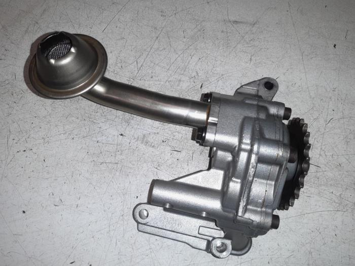 Gebrauchte Ölpumpe Volkswagen Caddy III (2KA,2KH,2CA,2CH) Preis € 40,00 Margenregelung angeboten von A.T.S. van de Wiel