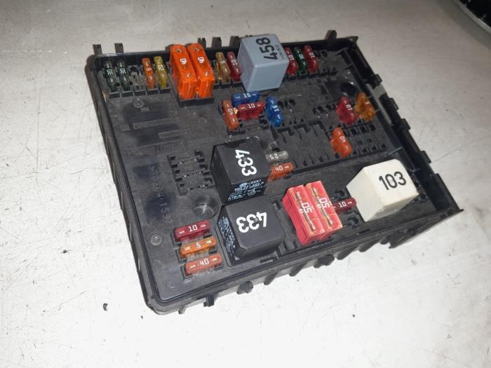 Fuse box Volkswagen Caddy III - 1K0937124H TYCO