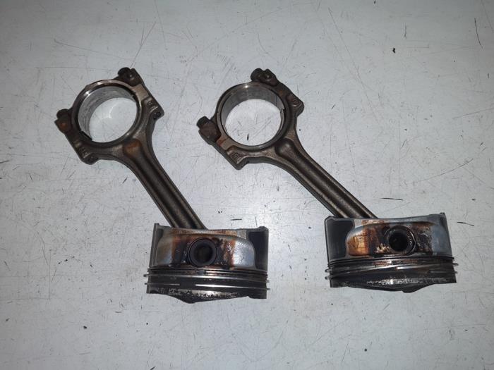 Usagé Piston Alfa Romeo 159 (939AX) 2.2 JTS 16V Prix € 135,00 Règlement à la marge proposé par A.T.S. van de Wiel
