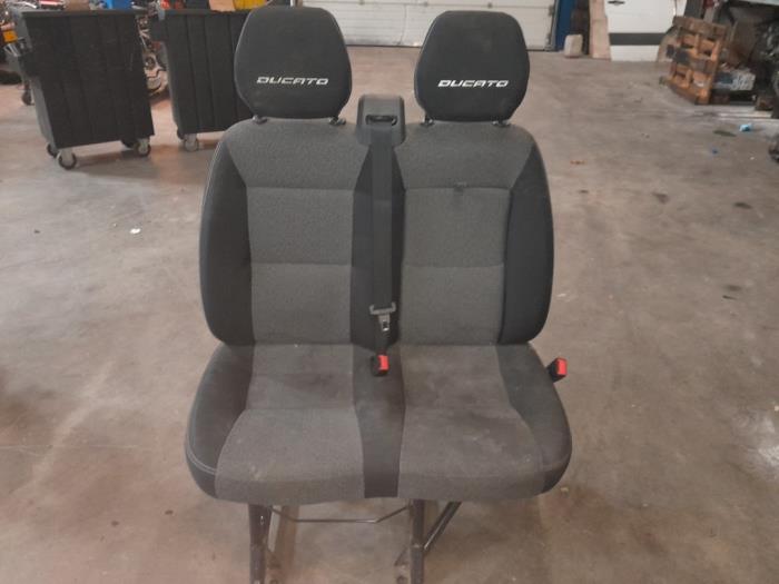 Używane Fotel prawy Fiat Ducato (250) 2.3 D 130 Multijet Minibus Extralongo Cena € 200,00 Procedura marży oferowane przez A.T.S. van de Wiel