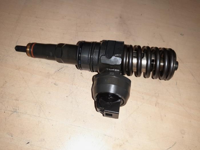 Usagé Injecteurs Volkswagen Caddy III (2KA,2KH,2CA,2CH) 1.9 TDI Prix € 85,00 Règlement à la marge proposé par A.T.S. van de Wiel