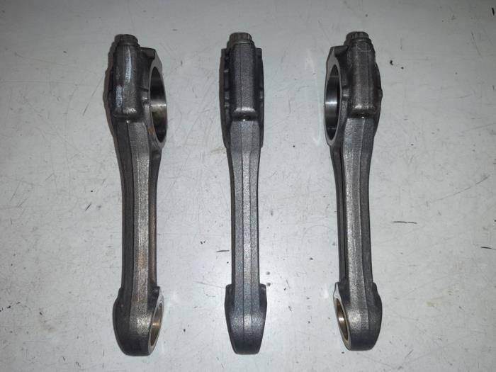 Connecting rod from a Volkswagen Caddy III (2KA,2KH,2CA,2CH) 1.9 TDI 2004