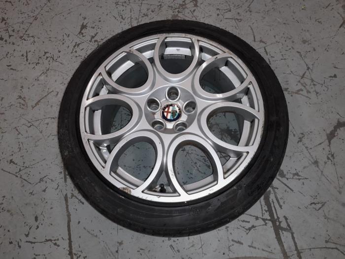 Begagnade Hjul + däck Alfa Romeo 159 Sportwagon (939BX) 2.2 JTS 16V Pris € 125,00 Marginaltabell erbjuds av A.T.S. van de Wiel