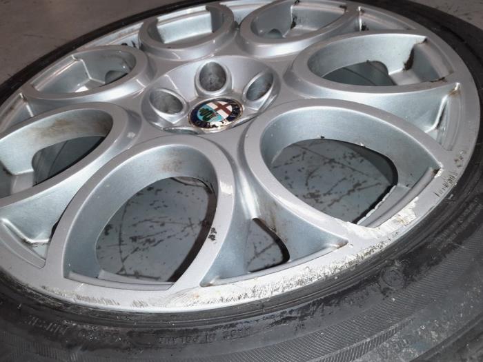 Wheel + tyre from a Alfa Romeo 159 Sportwagon (939BX) 2.2 JTS 16V 2007