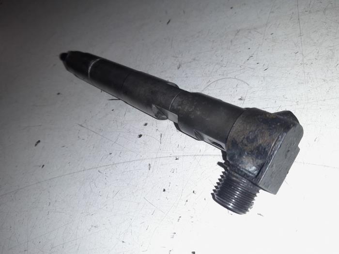 Injector (diesel) from a Mercedes-Benz Sprinter 3,5t (906.63) 310 CDI 16V 2016