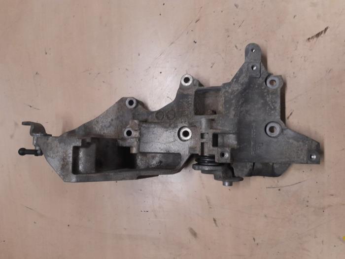 Usagé Support dynamo haut Seat Ibiza IV (6J5) 1.2 TDI Ecomotive Prix € 45,00 Règlement à la marge proposé par A.T.S. van de Wiel