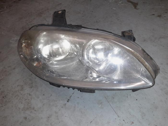 Używane Reflektor prawy Fiat Croma (194) 1.9 D Multijet 16V Cena € 40,00 Procedura marży oferowane przez A.T.S. van de Wiel