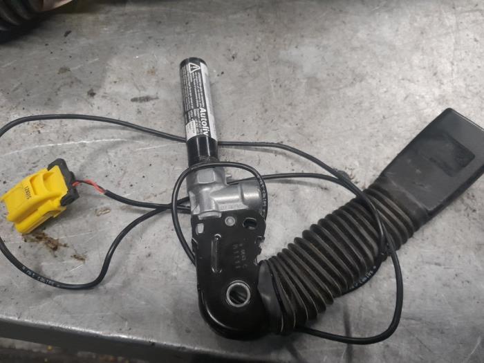 Seatbelt tensioner, left from a Fiat Ducato (250) 3.0 D 177 MultiJet II Power 2016