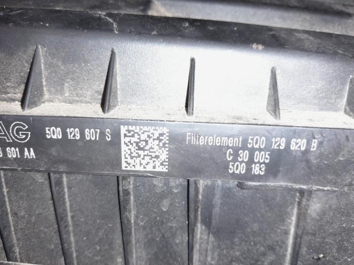 Cuerpo de filtro de aire de un Seat Leon ST (5FF) 1.6 TDI Ecomotive 16V 2014