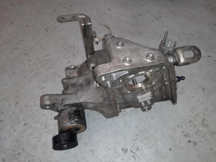 Usagé Support dynamo haut Fiat Croma (194) 1.9 D Multijet 16V Prix € 55,00 Règlement à la marge proposé par A.T.S. van de Wiel