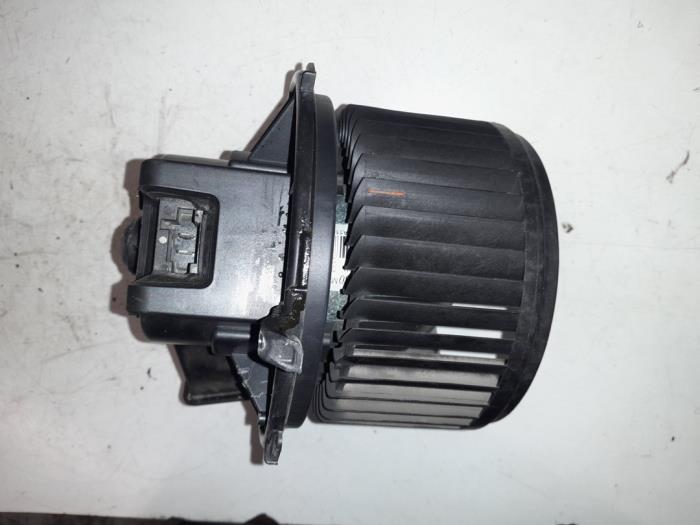 Heating and ventilation fan motor from a Fiat Ducato (250) 2.3 D 130 Multijet 2017