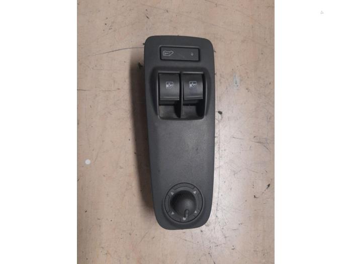 Usados Interruptor combinado de ventanillas Peugeot Boxer (U9) 2.2 HDi 100 Euro 4 Precio € 45,00 Norma de margen ofrecido por A.T.S. van de Wiel