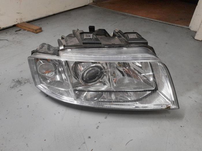 Używane Reflektor prawy Audi RS 6 Avant (C5) RS6 4.2 V8 40V Biturbo Cena € 225,00 Procedura marży oferowane przez A.T.S. van de Wiel