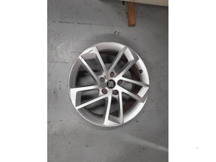 Wheel from a Seat Leon ST (5FF) 1.6 TDI Ecomotive 16V 2014