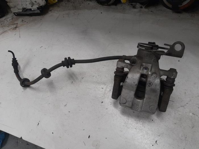 Gebrauchte Bremszange rechts hinten Alfa Romeo GT (937) 1.9 JTD 16V Multijet Preis € 30,00 Margenregelung angeboten von A.T.S. van de Wiel
