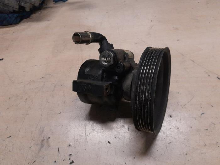 Usagé Pompe de direction Alfa Romeo GT (937) 1.9 JTD 16V Multijet Prix € 45,00 Règlement à la marge proposé par A.T.S. van de Wiel