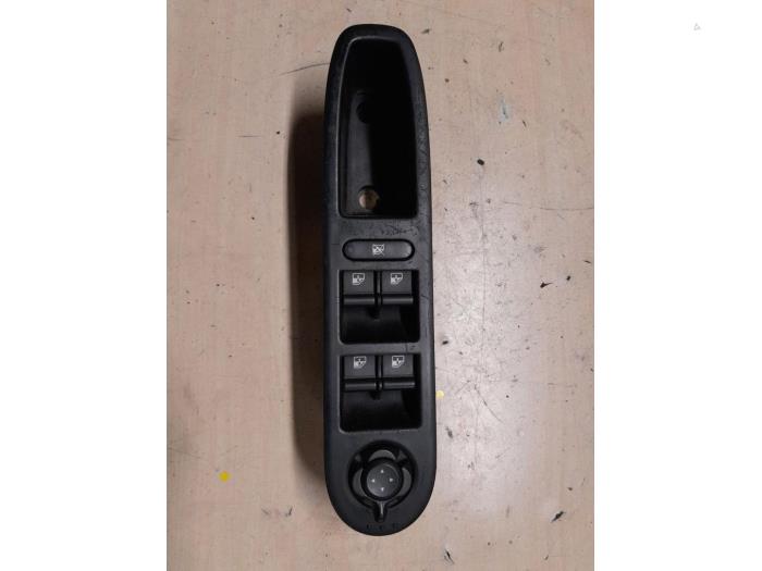 Usados Interruptor combinado de ventanillas Alfa Romeo 159 Sportwagon (939BX) 1.9 JTS 16V Precio € 55,00 Norma de margen ofrecido por A.T.S. van de Wiel