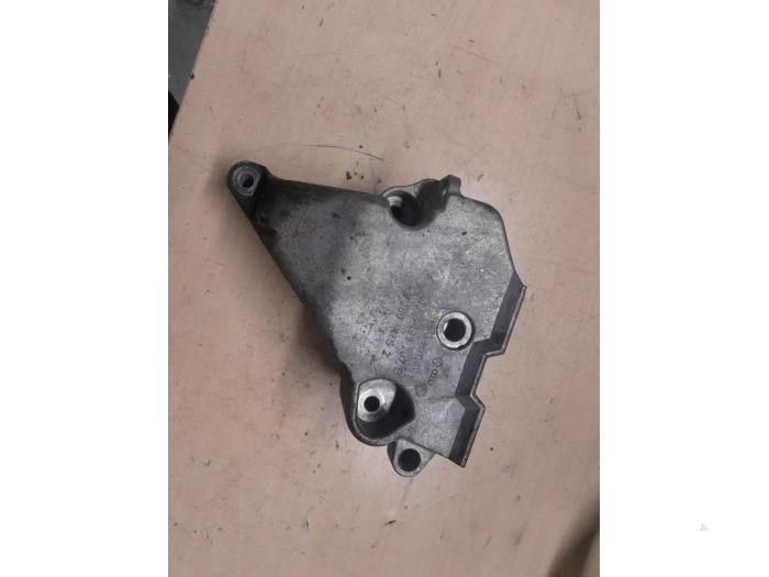 Usagé Support moteur Volkswagen Caddy III (2KA,2KH,2CA,2CH) 2.0 SDI Prix € 35,00 Règlement à la marge proposé par A.T.S. van de Wiel