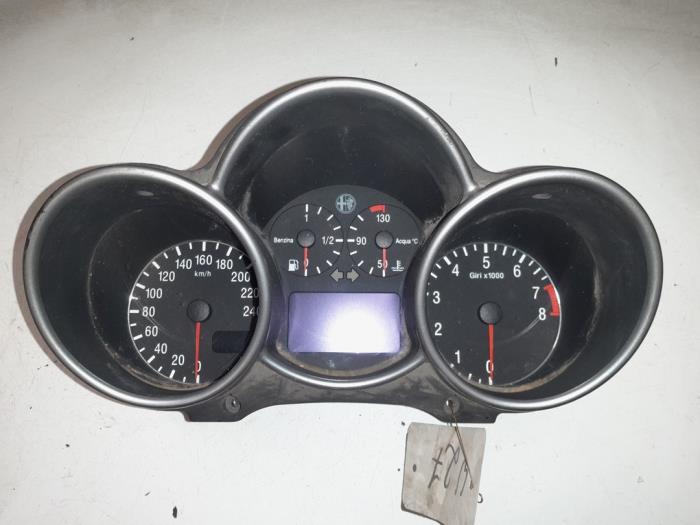 Compteur kilométrique KM d'un Alfa Romeo 147 (937) 1.6 HP Twin Spark 16V 2002