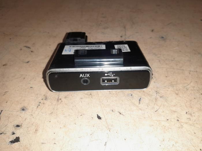 Conexión AUX-USB de un Fiat 500C (312) 1.2 69 2017