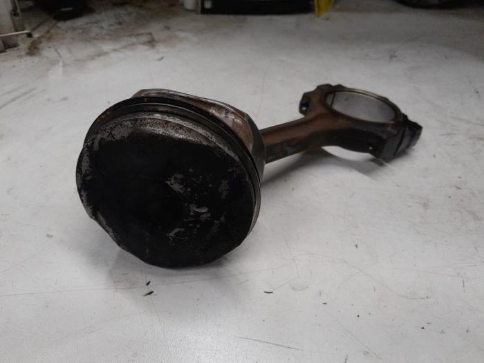 Piston d'un Alfa Romeo 159 (939AX) 1.9 JTS 16V 2007