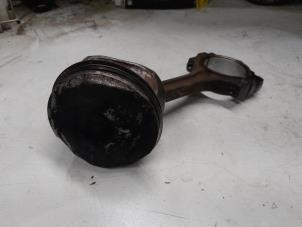 Piston d'un Alfa Romeo 159 (939AX) 1.9 JTS 16V 2007