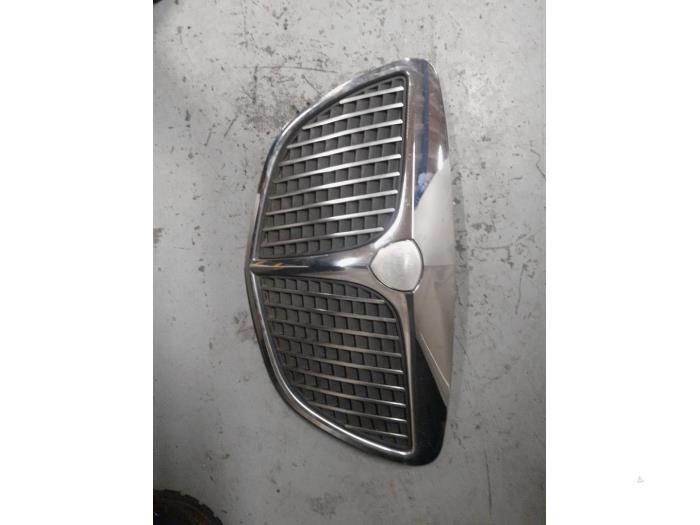 Używane Grill Lancia Ypsilon (843) 1.4 16V Cena € 75,00 Procedura marży oferowane przez A.T.S. van de Wiel