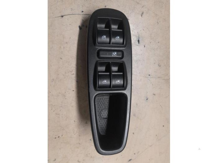 Usados Interruptor combinado de ventanillas Fiat 500L (199) 0.9 TwinAir Turbo 105 Precio € 85,00 Norma de margen ofrecido por A.T.S. van de Wiel
