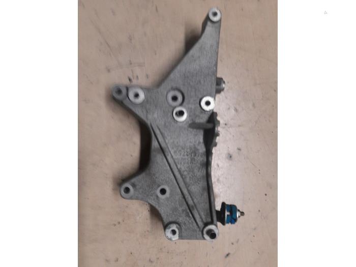 Usagé Support dynamo bas Fiat 500L (199) 0.9 TwinAir Turbo 105 Prix € 35,00 Règlement à la marge proposé par A.T.S. van de Wiel