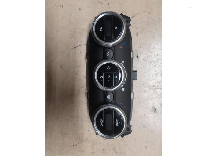 Heater control panel from a Fiat 500L (199) 0.9 TwinAir Turbo 105 2014