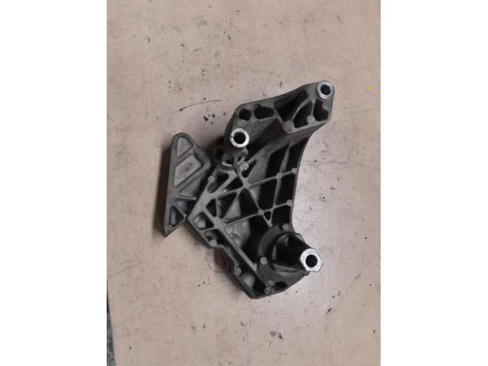 Engine mount from a Volkswagen Golf Plus (5M1/1KP) 2.0 FSI 16V 2006