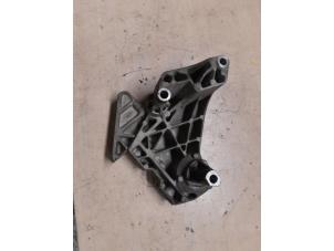 Engine mount from a Volkswagen Golf Plus (5M1/1KP) 2.0 FSI 16V 2006
