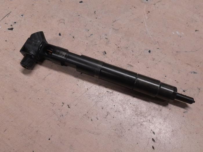 Injector (diesel) from a Mercedes-Benz Sprinter 3,5t (906.63) 310 CDI 16V 2016